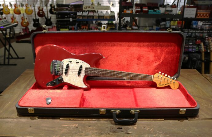 Begagnad Fender Mustang från 1966 hos Musikbörsen i Göteborg