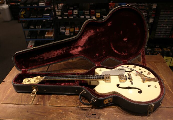 Begagnad Gretsch White Falcon från 1966 hos Musikbörsen