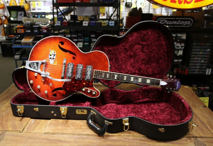 Begagnad Silvertone 1454 Red Burst från 1965 hos Musikbörsen i Göteborg