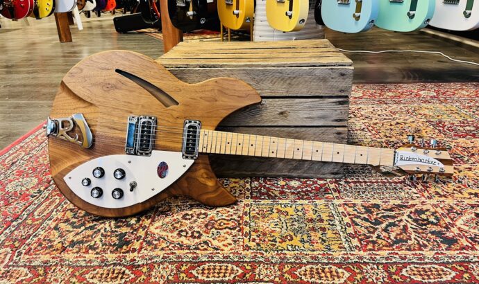 Rickenbacker 330 Walnut