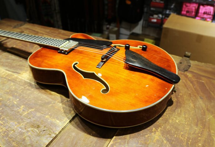 Begagnad Eastman AR503CE Jazzburk hos Musikbörsen Göteborg
