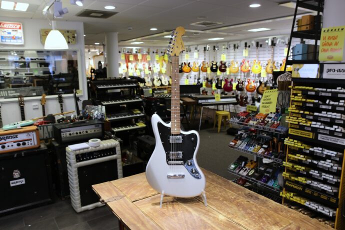 Begagnad Fender Jaguar Blacktop från 2010 hos Musikbörsen