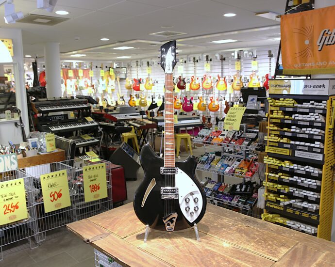 Begagnad Rickenbacker 360 från 2004 i färgen Jetglo
