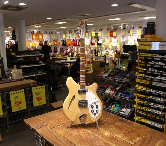 Begagnad Rickenbacker 360/12 i Mapleglo från 2010 hos Musikbörsen i Göteborg
