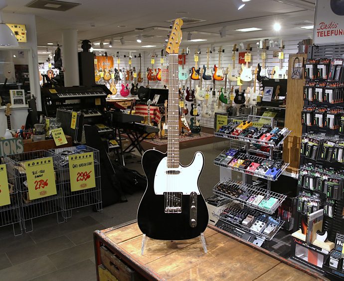 Begagnad Squier Classic Vibe Custom Telecaster Baritone hos Musibörsen i Göteborg