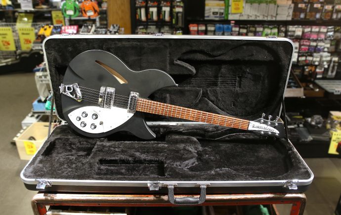 Begagnad Rickenbacker 330 Matte Black hos Musikbörsen