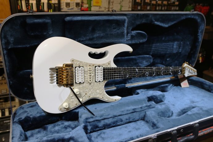 Begagnad Signerad Ibanez Steve Vai JEM7V-WH från 2002 Japan hos Musikbörsen i Göteborg