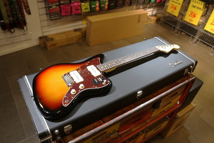 Begagnad Fender American Performer Jazzmaster från 2023