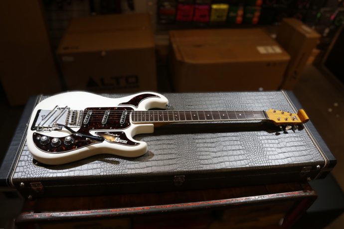 Begagnad Burns 2004 40th Anniversary Hank Marvin Signature