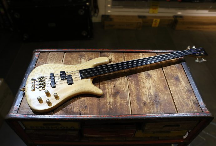 Begagnad Warwick Streamer Stage 1 Fretless från 2002