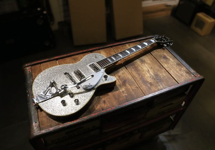 Begagnad Gretsch G6129T Silver Sparkle Jet hos Musikbörsen i Göteborg