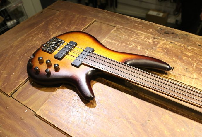 Begagnad Ibanez SRF700 Fretless hos Musikbörsen i Göteborg
