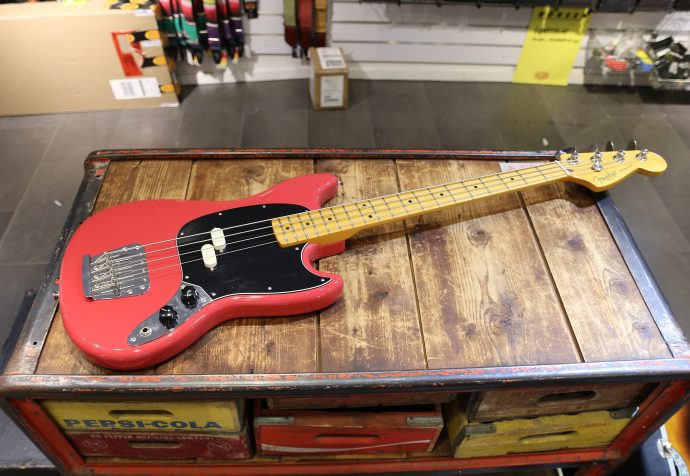 Fender Ameican Professional Classic Mustang Bass från 2025.